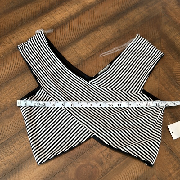 Charlotte Russe Black and White Striped Crop Top NWT Size Large Junior ? - Picture 8 of 12